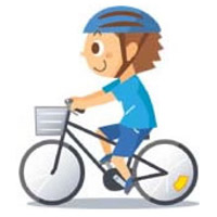 ヘルメットを着用して走る自転車の画像