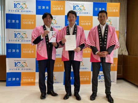 植松グループ地域振興協会　代表理事　植松孝康様、沼津西島郵便局　局長　石川雄一様と市長