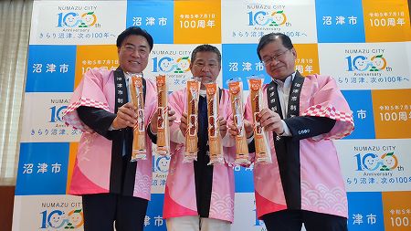 復刻版限定パッケージの「のっぽ」をもつ市長とバンデロールのみなさん