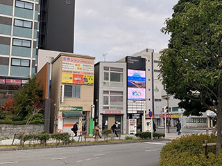 沼津駅北口（長田広告）での放映の様子