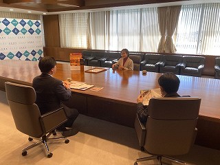 ラバティーニー梨菜さんが市長と対談している様子