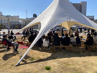 テントの下に集まる発表者のみんさん