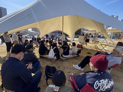 テントの下に集まる発表者のみんさん