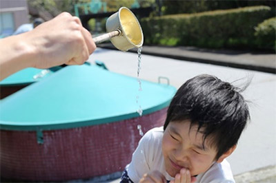 水に触れる