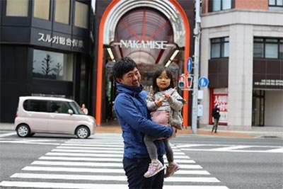 成島宏和さんと長女の京香ちゃん