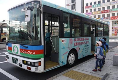 バスの行き先表示を確認する子どもたち