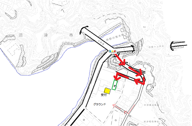案内図 「口野用水路」信号からの順路。国道414号線を沼津駅方面から南下、「口野用水路」信号を直進、トンネルを通過後二又に分かれた右側道路(下る)へ、カーブを過ぎ右手に入る道へ(民家2軒ほど通過)、直進すると左手に目的地(NUMAZUサイクルステーション静浦東)。