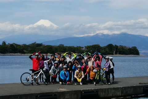 富士山を背に集合写真　参加者たち