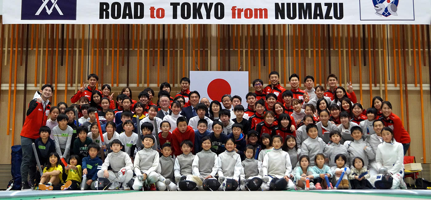 フェンシング体験会に参加したみなさんの集合写真