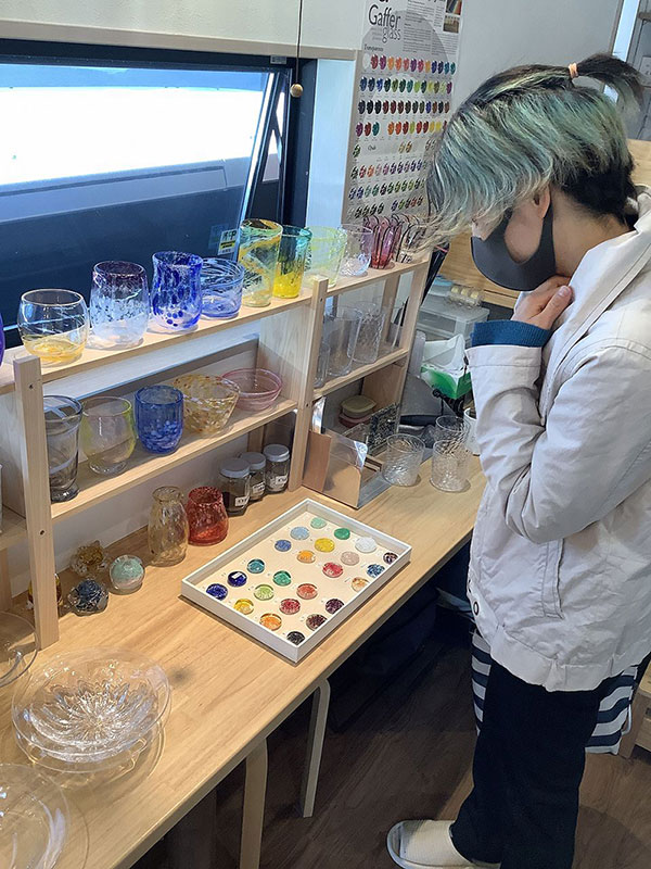 ガラス工芸体験の様子