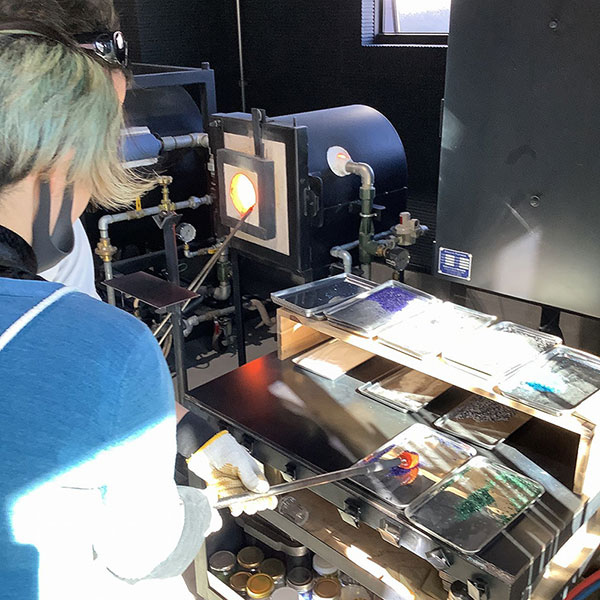 ガラス工芸体験の様子