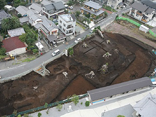 上空から撮影された高尾山古墳