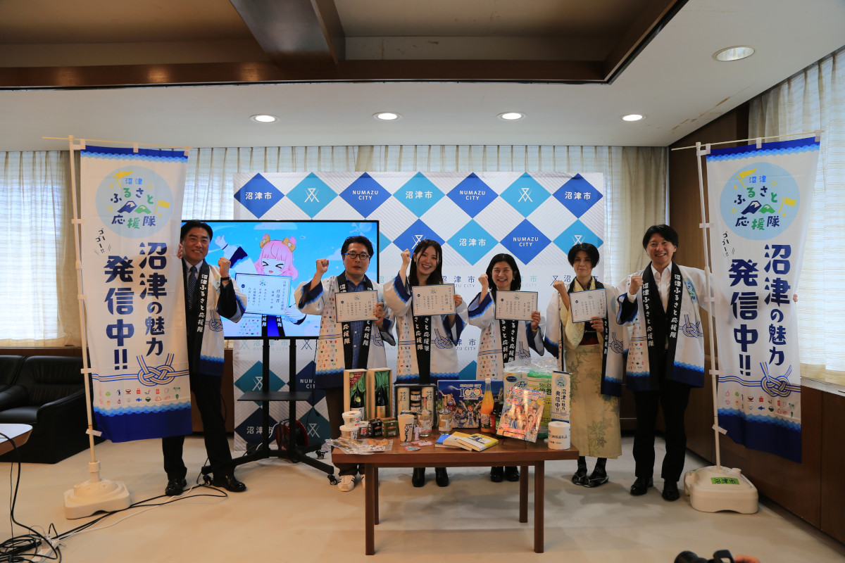 沼津ふるさと応援隊の皆さんと市長がガッツポーズをしている様子