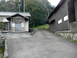 大井公民館の脇の登り口