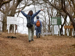 一服峠から位牌岳までの道　登山の様子