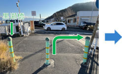 黒瀬橋(くろせばし)を横断してすぐ右折し、坂を下る。(信号のない横断歩道しかないので注意)