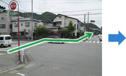横断歩道から200メートルほど道なり(道路愛称:内膳掘通り)に南進する。