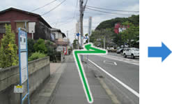 「黒瀬」バス停から進行方向(東方向)へ。約40メートルほど先にある横断歩道を渡り左側へ。