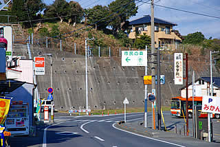 市民の森への看板を左折