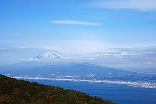 このビューポイントからの眺望　富士山と海岸線