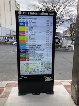沼津駅南口に設置されたデジタルサイネージ