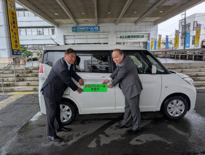 富士伊豆農業協同組合なんすん地区のみなさんが車にステッカーを貼る様子