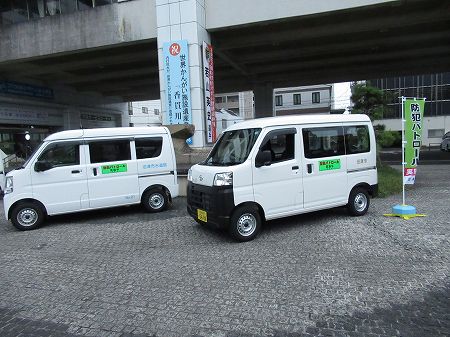 公用車に貼られている防犯パトロールマグネット