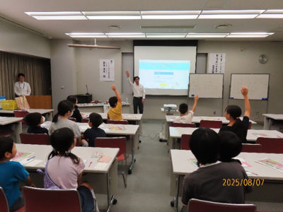 令和7年度くらしのセミナーの参加者のみなさんが講師の話を聞いている様子