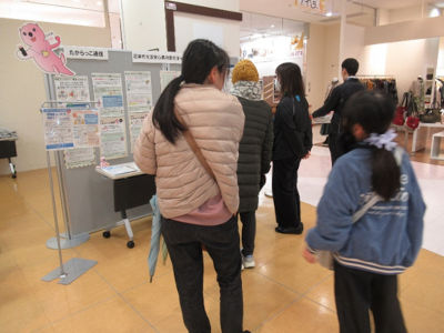 2024ぬまづ消費生活展で啓発映像放送中の様子