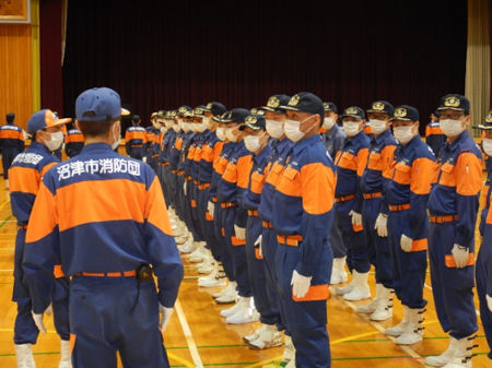 沼津市消防団員の規律訓練、指揮訓練の様子
