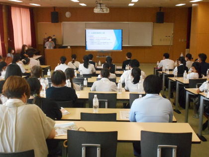 入試情報や学校紹介の説明会の様子