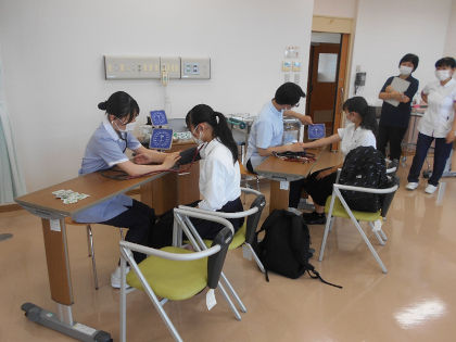 在校生による血圧測定を体験の様子