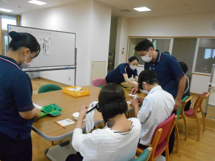 高齢者模擬体験をする参加者のみなさん