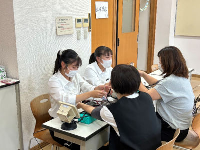 血圧測定をするみなさん