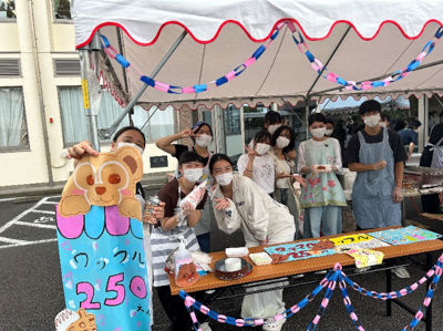 売店でワッフルを販売する生徒のみなさん
