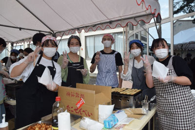 飲み物を販売している学生の皆さん