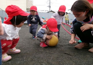 外で遊ぶ子どもたち