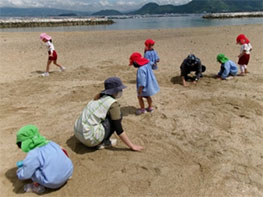 砂浜で遊ぶ子どもたち