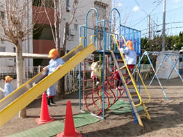 遊具で遊ぶ子どもたち