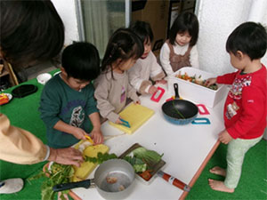おままごとで遊ぶ子どもたち