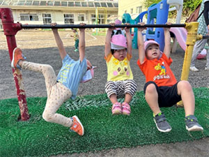 ダンボールで遊ぶ幼児クラスの子どもたち