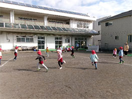 園庭で遊ぶ子どもたち