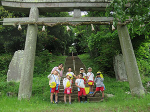 神社を訪ねる園児たち