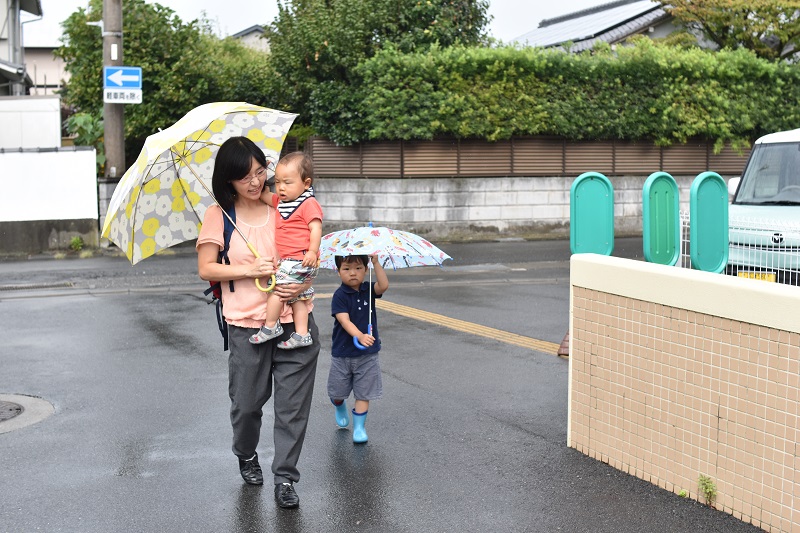 親子が向かう様子