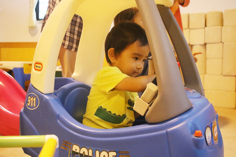 車で遊ぶ子供