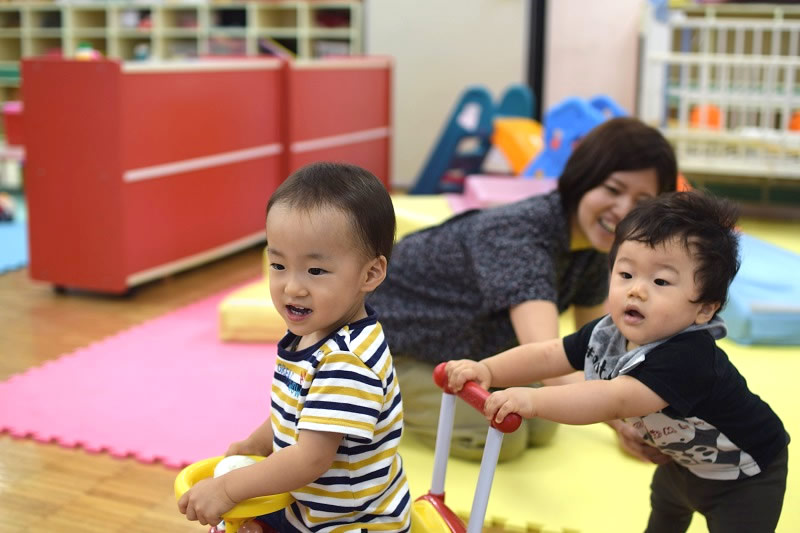 子供達が遊んでいる様子