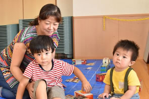 1歳・3歳の子供と母親の画像