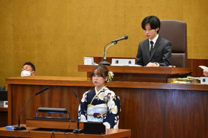 新成人議会参加者が登壇している様子