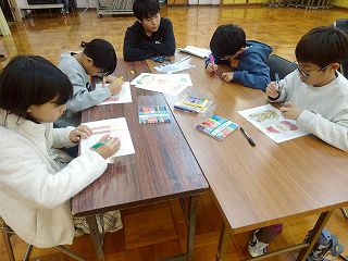 クリスマスプラバンづくりの様子