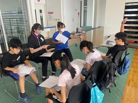 令和6年度イングリッシュアドベンチャーの学習中の様子
